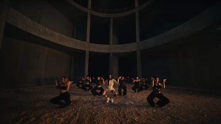 Fotograma del vídeo de Chanel, Toke