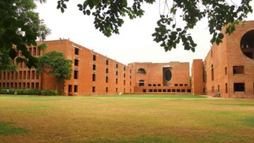 Louis_Kahn_Plaza,_IIM_Ahmedabad copia