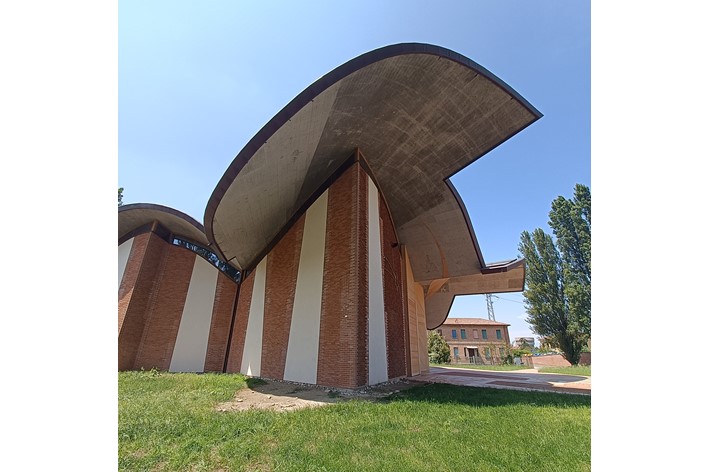 Acceso a la Iglesia de San Giacomo Apostolo, Ferrara. Arqs.Benedetta Tagliabue–EMBT. Foto por Emma López Bahut en 2023.