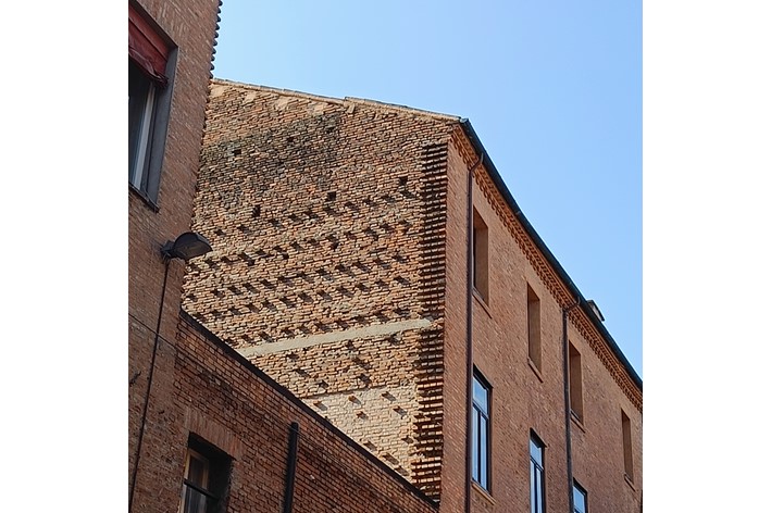 Edificio en Ferrara. Foto por Emma López Bahut en 2023.