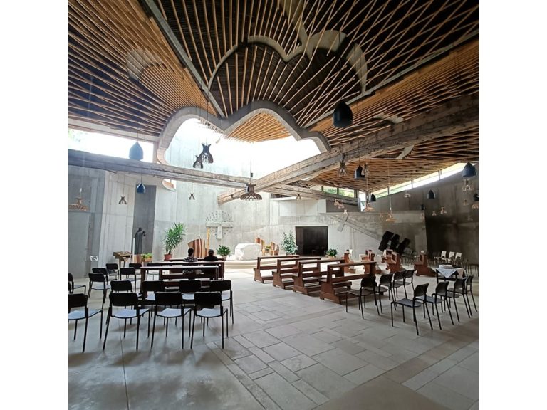Interior de la Iglesia de San Giacomo Apostolo, Ferrara. Arqs.Benedetta Tagliabue–EMBT. Foto por Emma López Bahut en 2023.