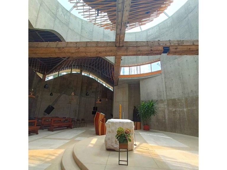 Interior de la Iglesia de San Giacomo Apostolo, Ferrara. Arqs.Benedetta Tagliabue–EMBT. Foto por Emma López Bahut en 2023.