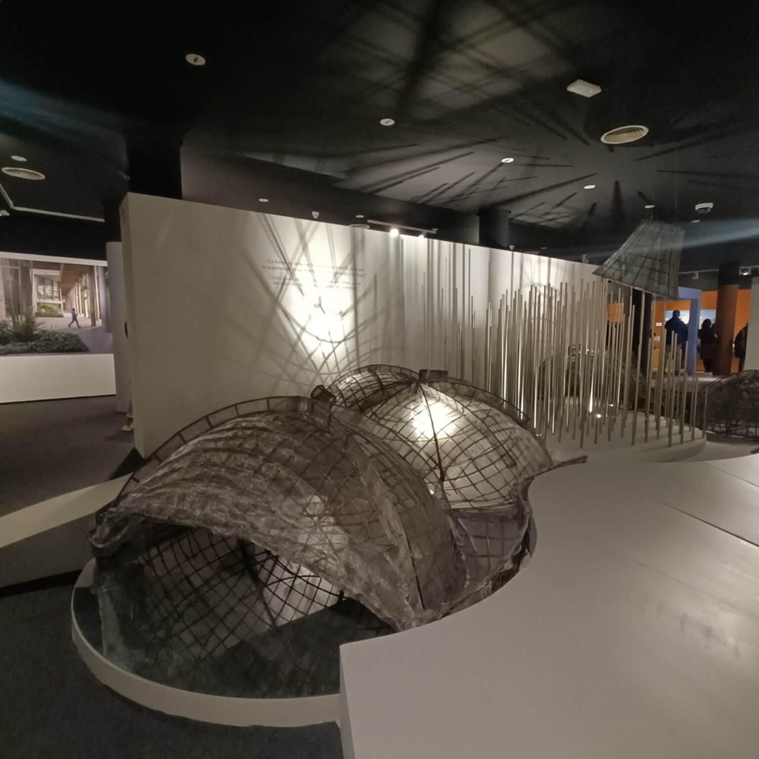 Exposición «Balkrishna Doshi. Arquitectura para todos» Museo ICO Madrid. Foto por Emma López Bahut, 2023.