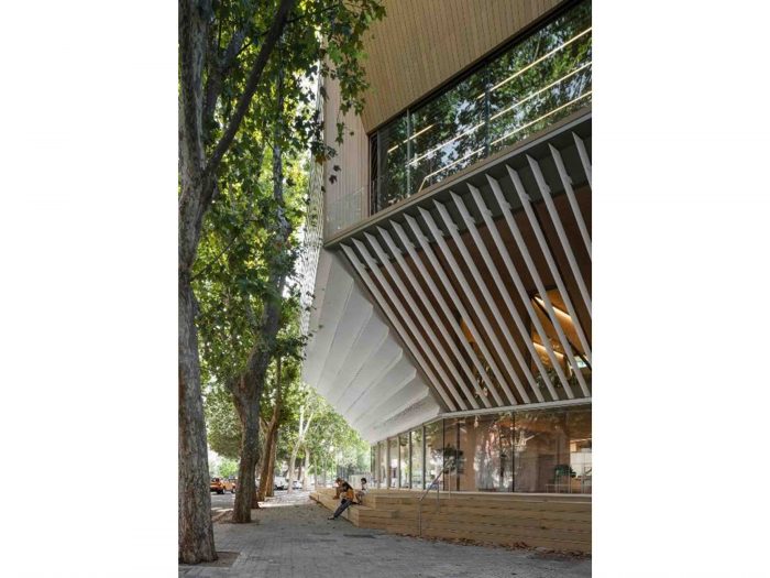 Acceso de la Biblioteca Gabriel García Márquez en Barcelona de SUMA Arquitectura. Foto de Jesús Granada